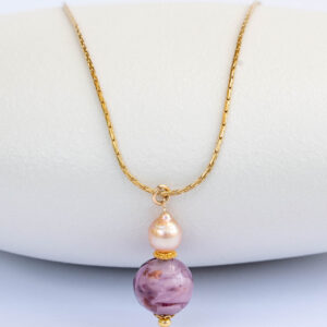 שרשרת זהב ארוכה מפלדת אל חלד עם תליון ייחודי של פנינת בארוק ורודה בשילוב זכוכית מורנו (איטליה) סגלגלה