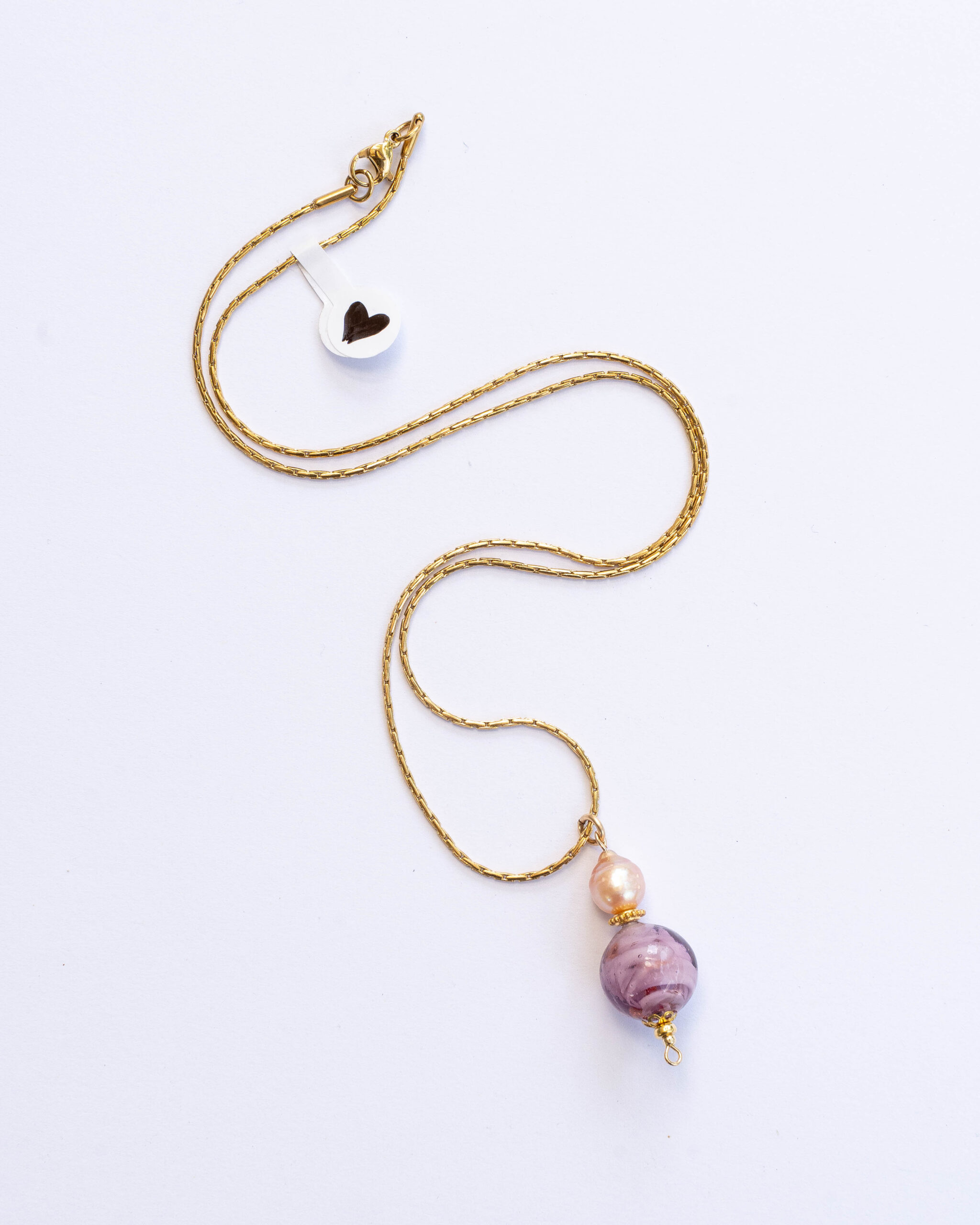 שרשרת זהב ארוכה מפלדת אל חלד עם תליון ייחודי של פנינת בארוק ורודה בשילוב זכוכית מורנו (איטליה) סגלגלה – תמונה 2