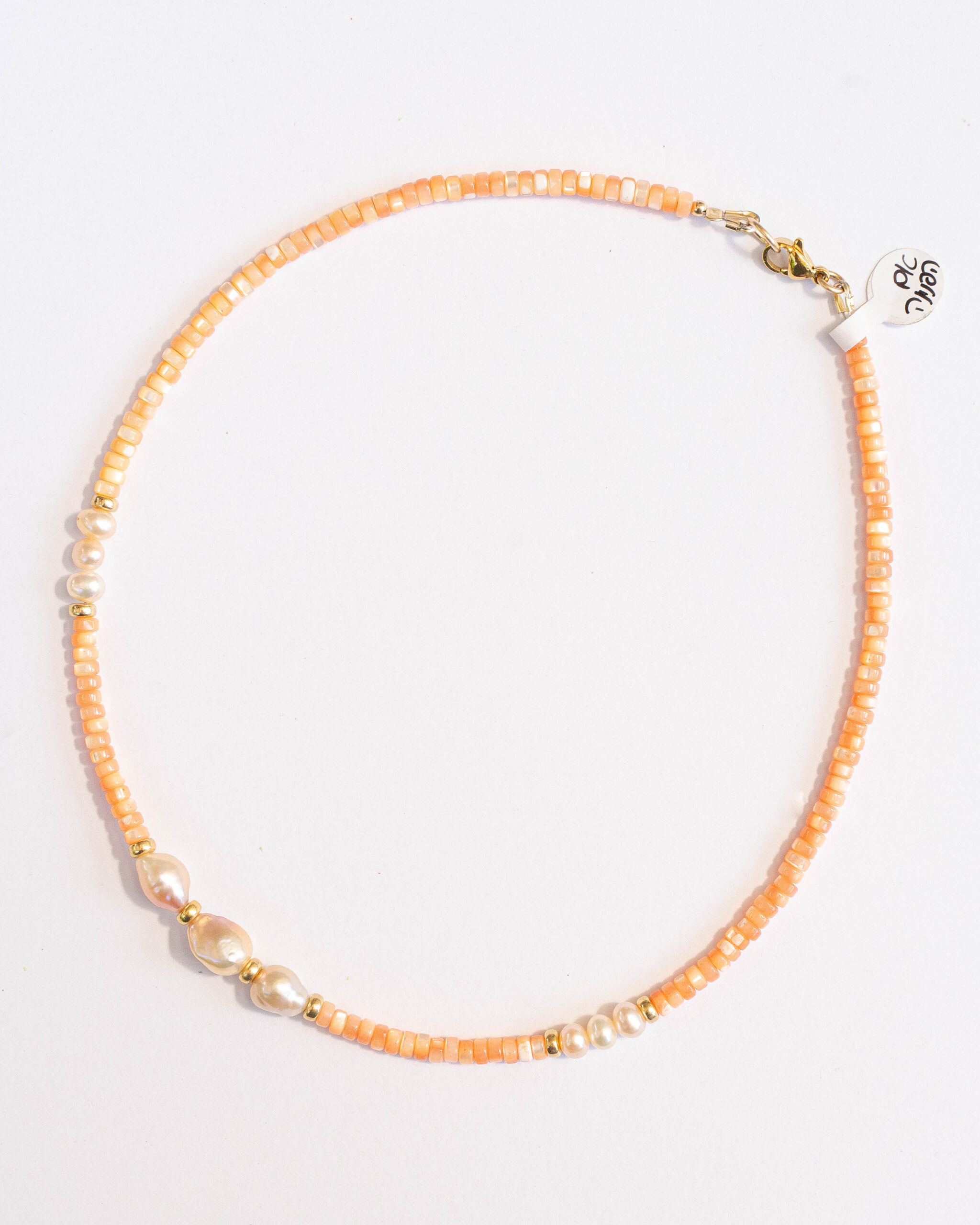 שרשרת צדף צבוע בגוון צהוב בננה עם פניני בארוק – תמונה 3