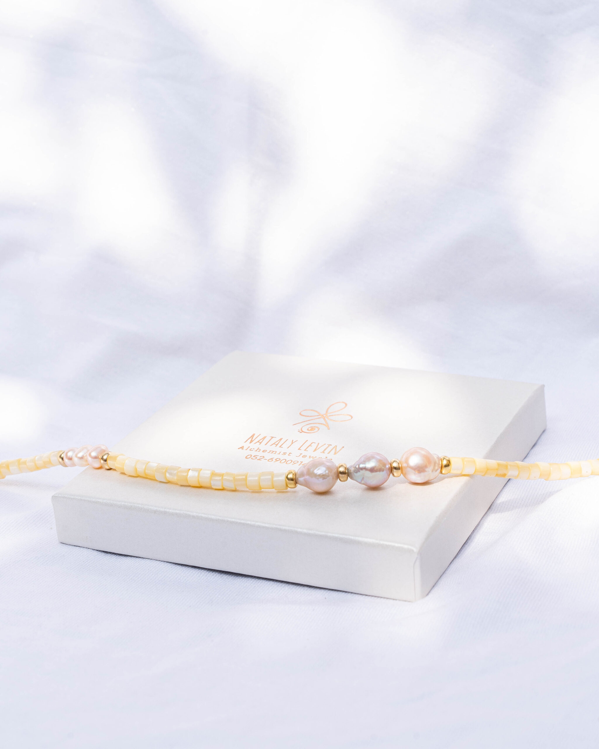 שרשרת צדף צבוע בגוון צהוב בננה עם פניני בארוק – תמונה 2