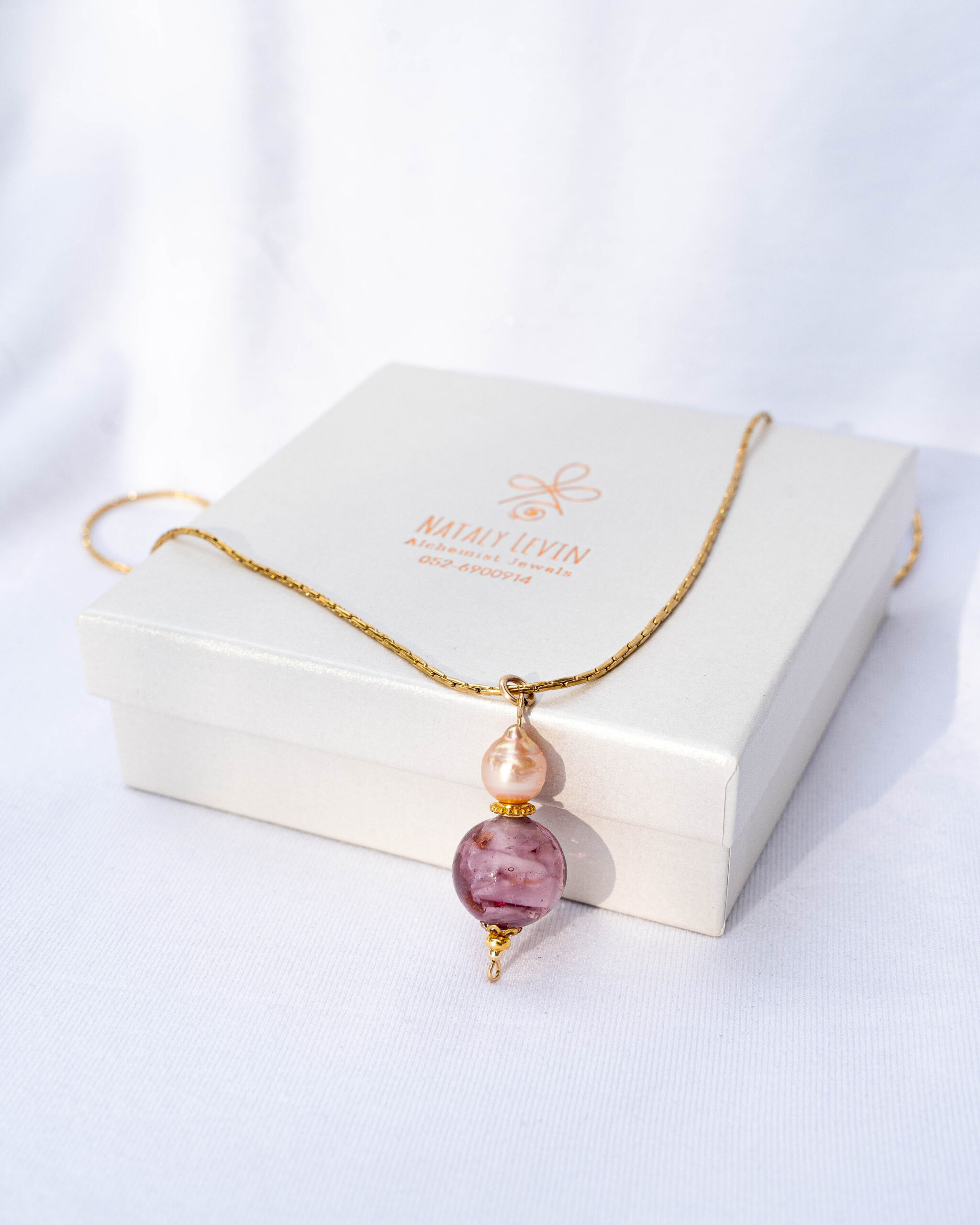 שרשרת זהב ארוכה מפלדת אל חלד עם תליון ייחודי של פנינת בארוק ורודה בשילוב זכוכית מורנו (איטליה) סגלגלה – תמונה 3