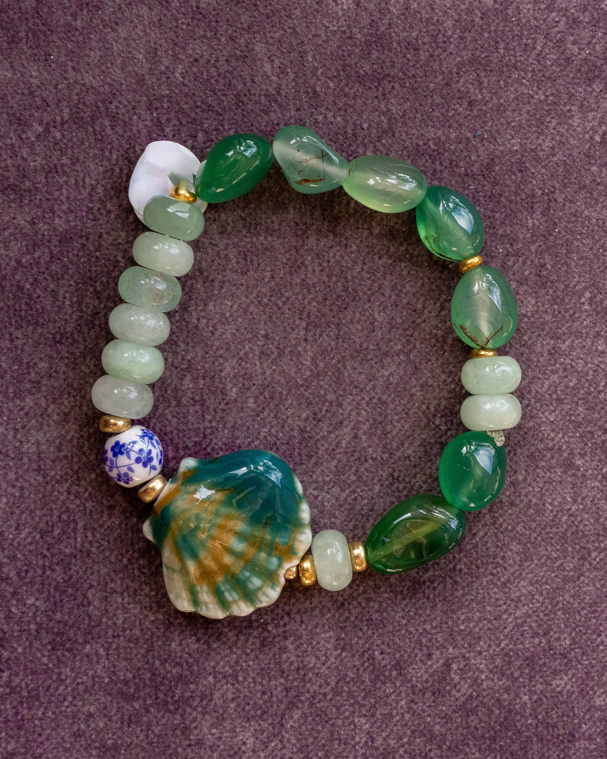 צמיד אוונטורין ירוק, ג׳ייד ירוק וצדף קרמיקה – תמונה 2