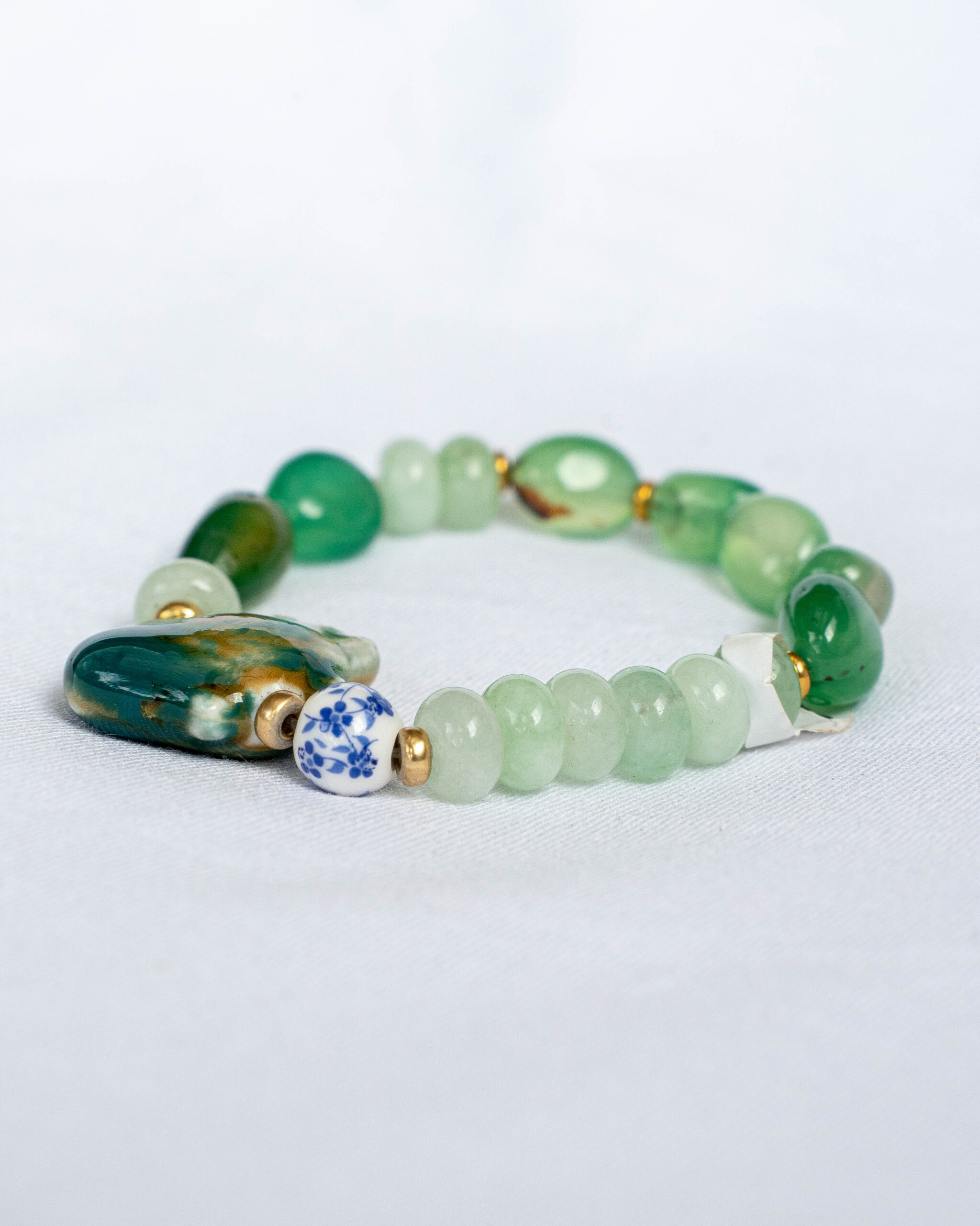 צמיד אוונטורין ירוק, ג׳ייד ירוק וצדף קרמיקה – תמונה 3